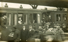 808262 Afbeelding van de aankomst van Belgische vluchtelingen per trein op het S.S.-station Tilburg te Tilburg.